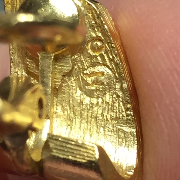 Vintage Minimalist Gold Tone Clip On Earrings - Picture 8 of 10